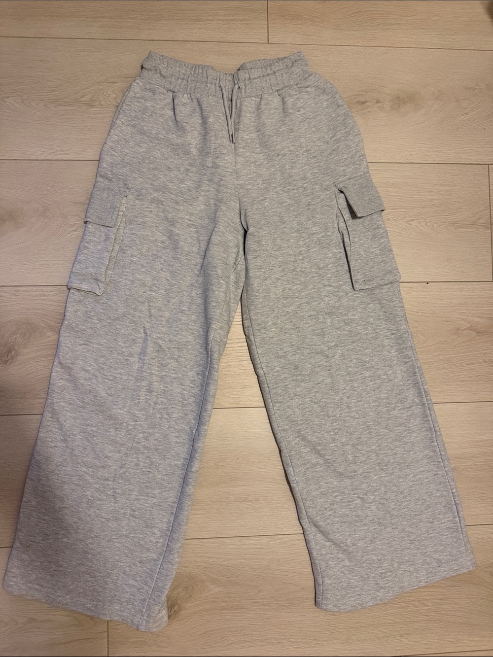 Zara Women’s Gray Cargo Sweatpants - Comfortable Wide-Leg Bottoms
